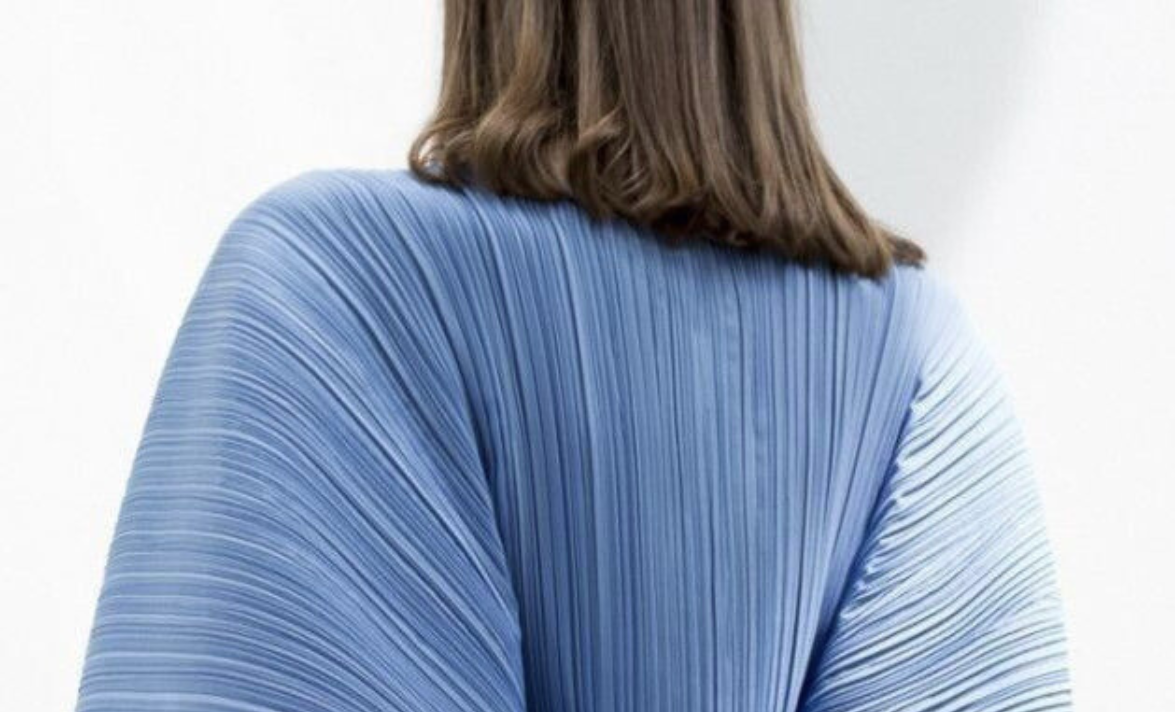 PLISSADO EM FOCO: movimento e textura como protagonistas do look